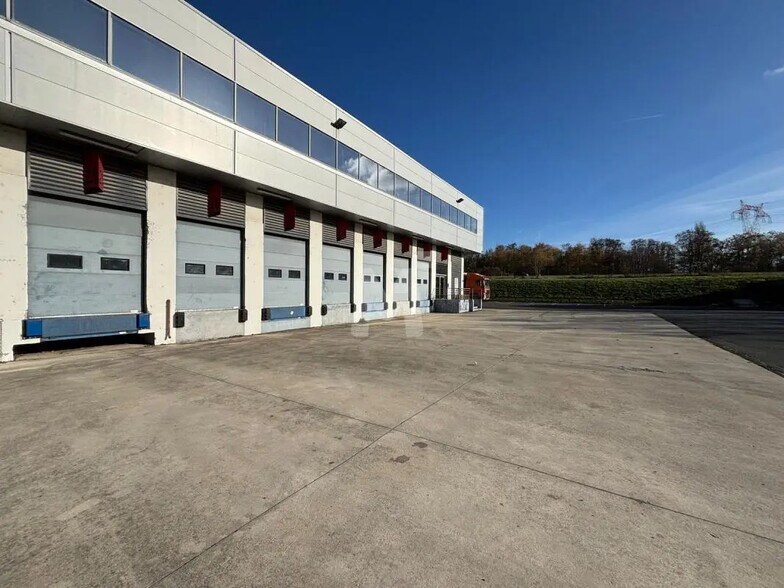 Industrial in Les Ulis for lease - Building Photo - Image 2 of 12