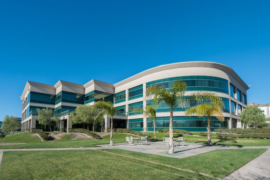 28470 Avenue Stanford, Santa Clarita, CA for lease - Building Photo - Image 1 of 29