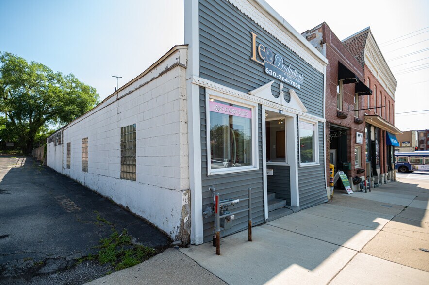 207 W Galena Blvd, Aurora, IL for sale - Primary Photo - Image 1 of 1