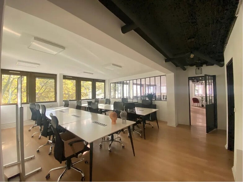 Office in Paris for lease - Building Photo - Image 2 of 11