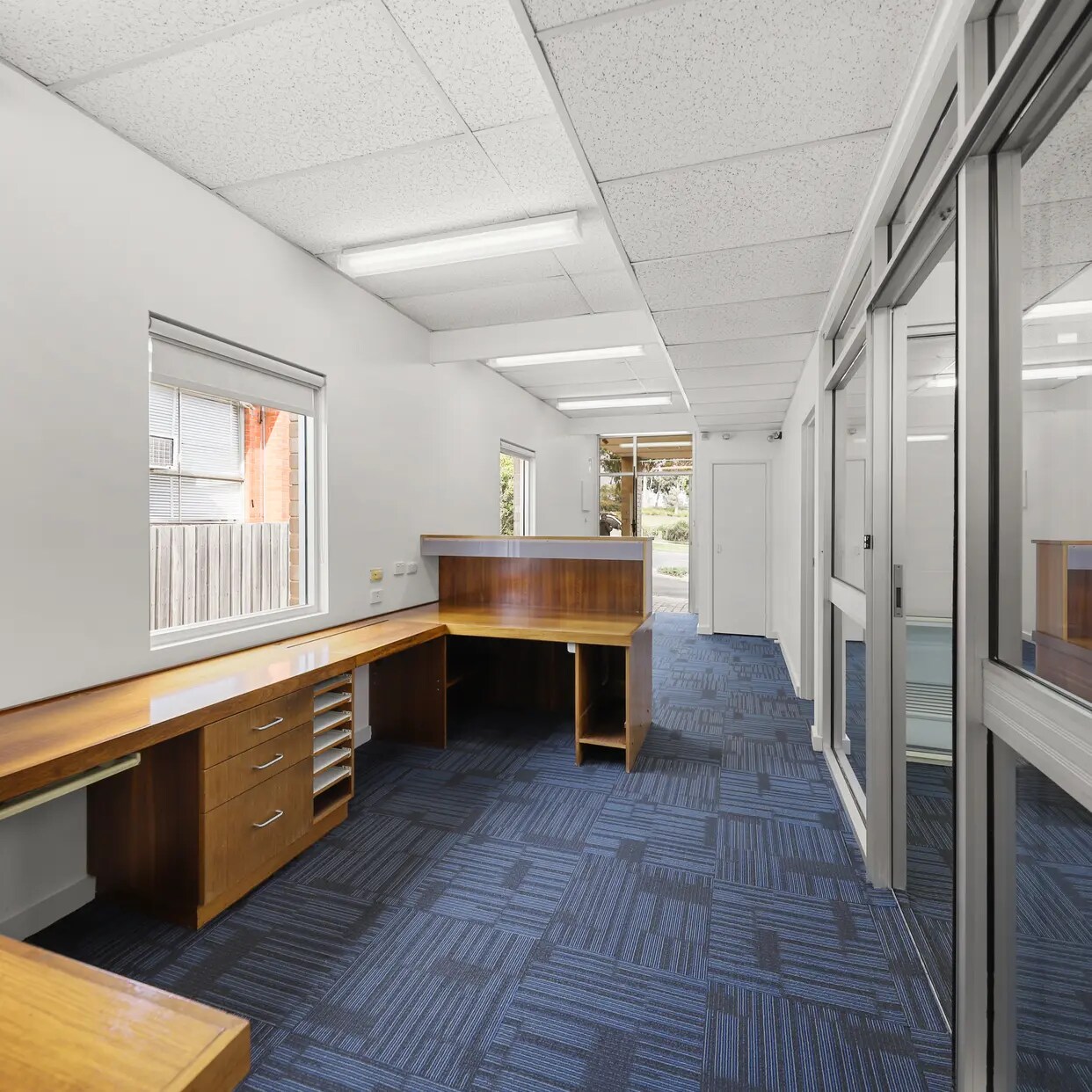 13 Essex Rd, Mount Waverley for lease Interior Photo- Image 1 of 5