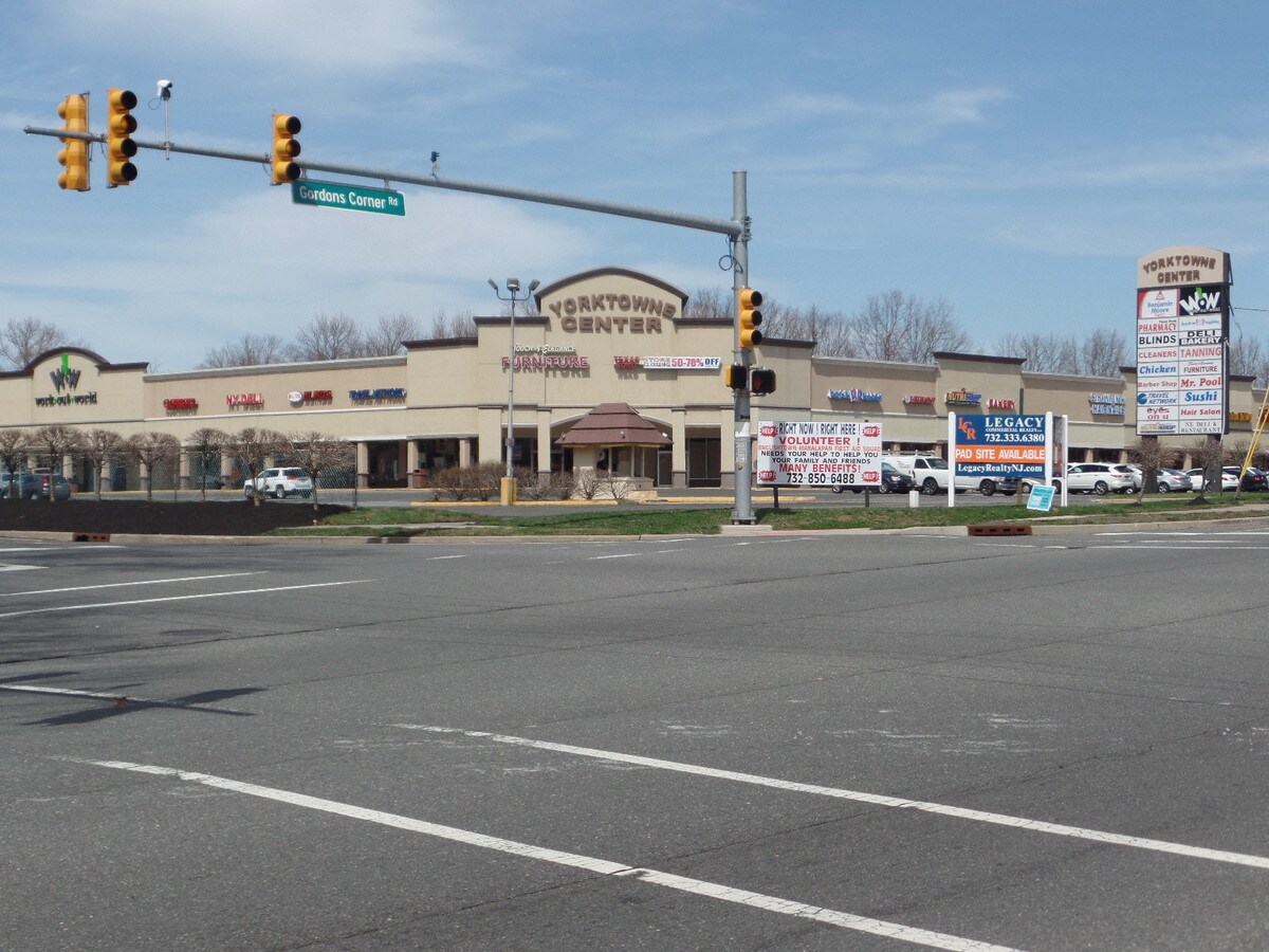 300 Gordons Corner Rd, Manalapan, NJ 07726