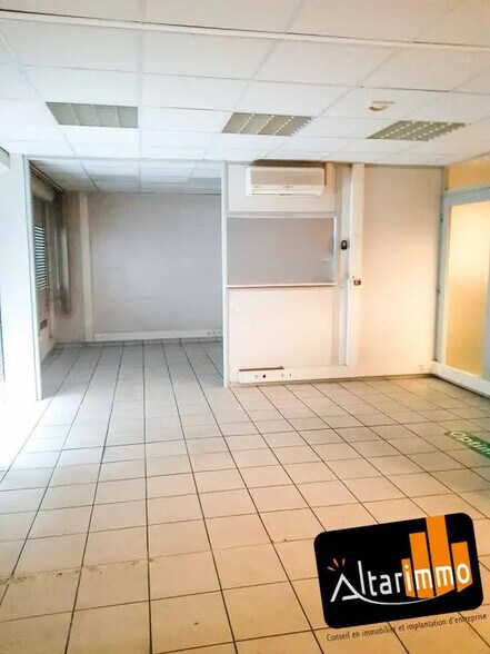 Flex in Chartres for lease - Interior Photo - Image 3 of 4