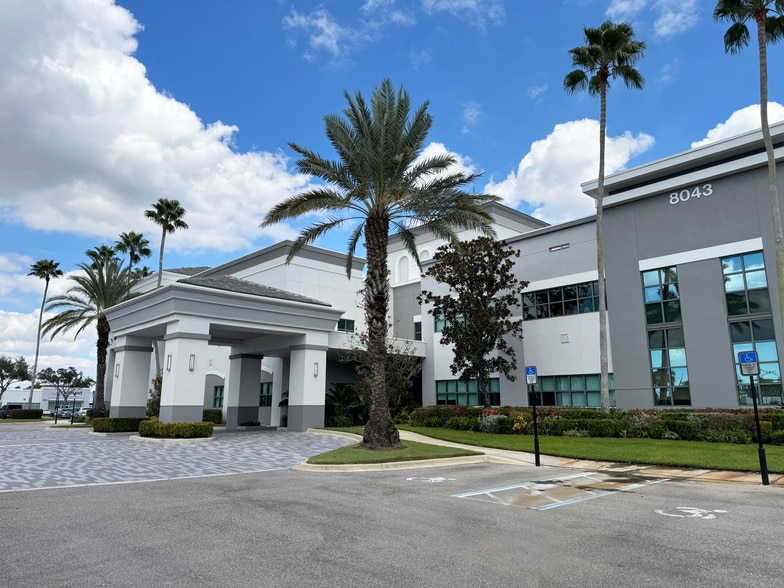 8043 Cooper Creek Blvd, University Park, FL for lease - Building Photo - Image 3 of 5