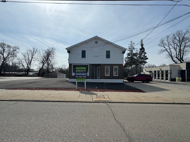 201 N Rochester St, Mukwonago, WI for sale - Building Photo - Image 1 of 1