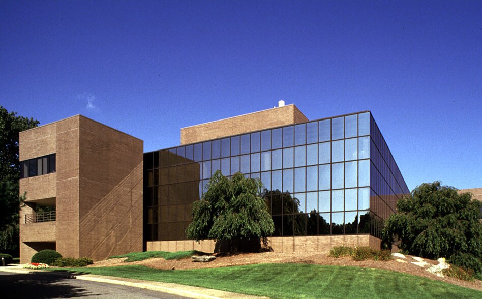 1 Far Mill Xing, Shelton, CT for sale - Primary Photo - Image 1 of 1