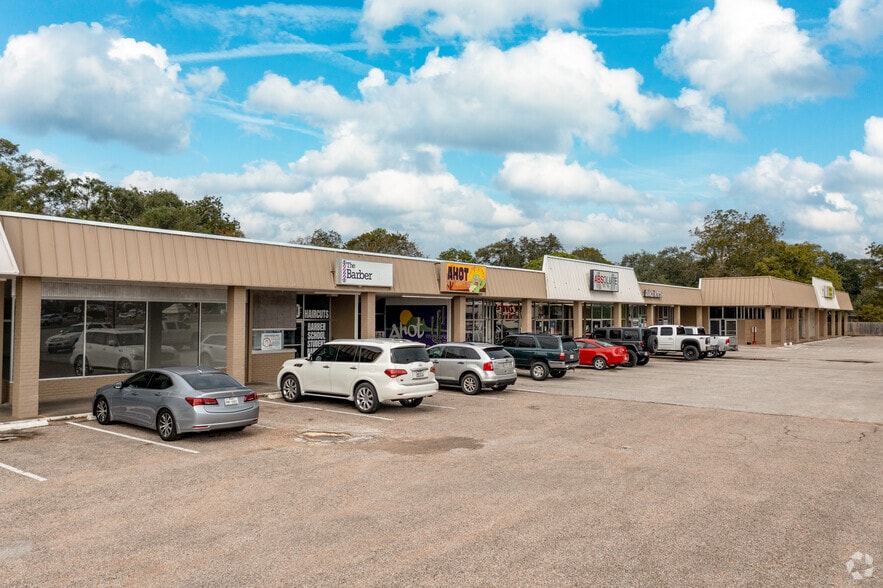 493-519 N Downing Rd, Angleton, TX for lease - Building Photo - Image 3 of 5