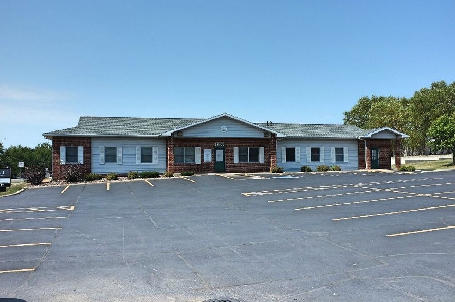 2800-2802 Orchard Dr, Cedar Falls, IA for sale - Building Photo - Image 1 of 1