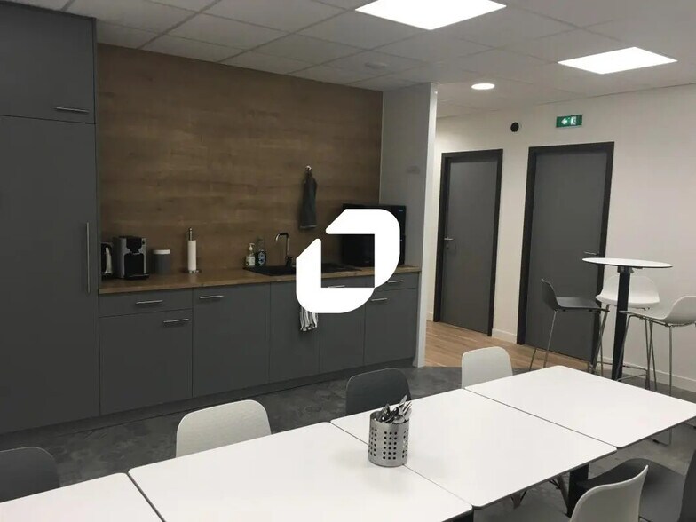 Office in Meylan for lease - Interior Photo - Image 3 of 6