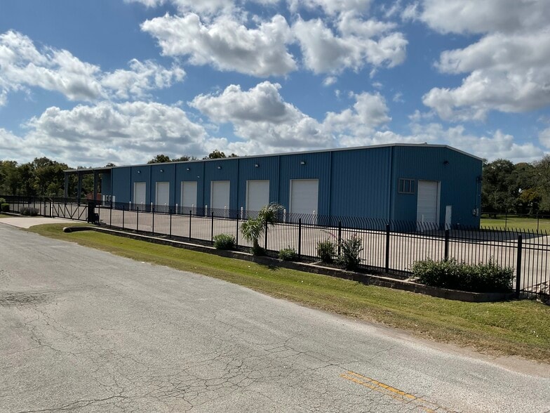 7511 Highway 6, Hitchcock, TX for lease - Building Photo - Image 2 of 3