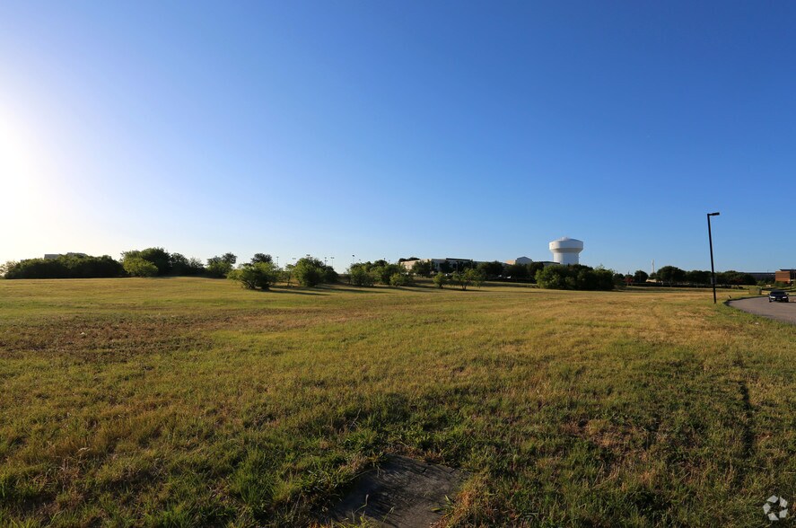 1505 N Westridge Cir, Irving, TX for sale - Building Photo - Image 1 of 1