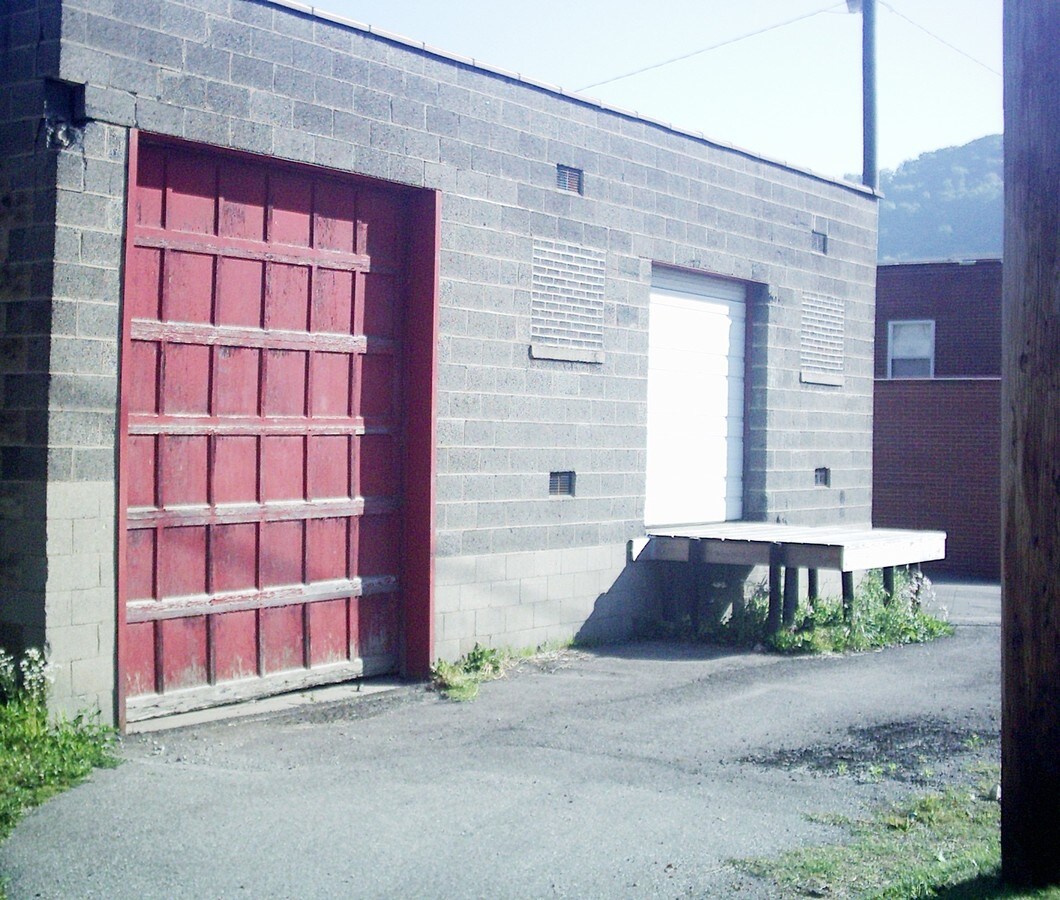 8907 Maccorkle Ave, Marmet, WV 25315