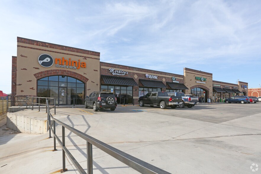 335 S Mustang Rd, Yukon, OK, 73099 Freestanding Property For Lease on