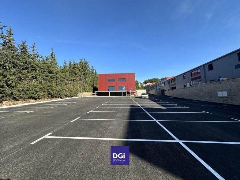 Flex in Nimes for lease - Building Photo - Image 2 of 15