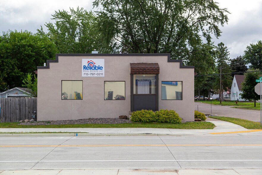 635 Fairfax St, Altoona, WI for sale - Primary Photo - Image 1 of 16