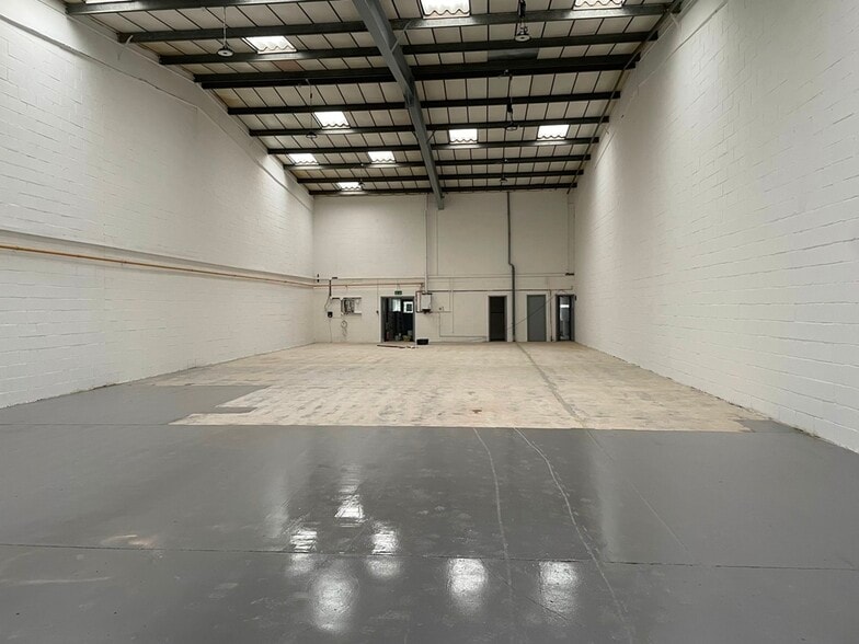 37-44 Potters Ln, Milton Keynes for lease - Building Photo - Image 3 of 28