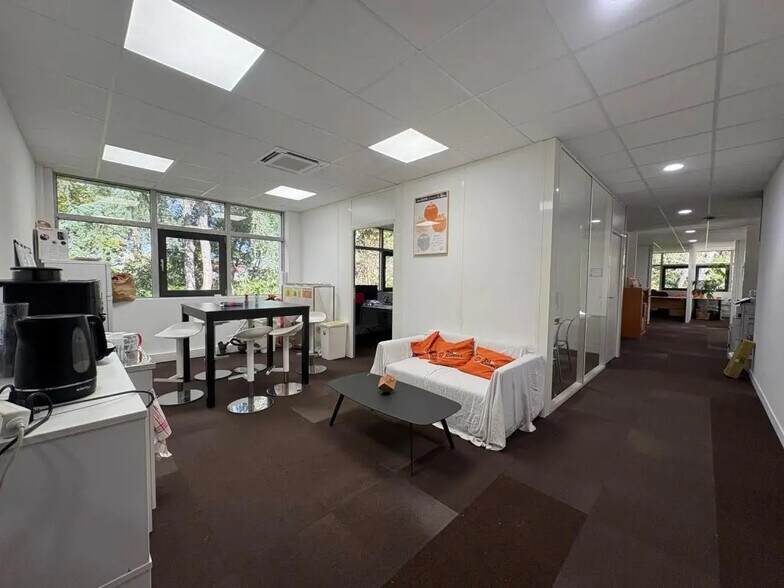 Office in Nantes for lease - Interior Photo - Image 2 of 11