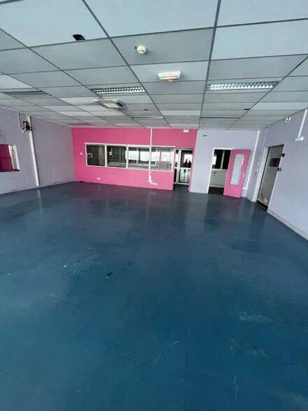 Flex in Ivry-sur-Seine for lease - Interior Photo - Image 3 of 8