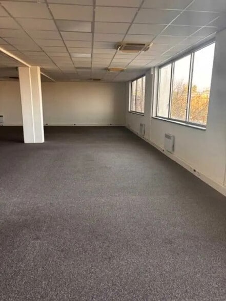 Office in Villejuif for lease - Interior Photo - Image 3 of 4