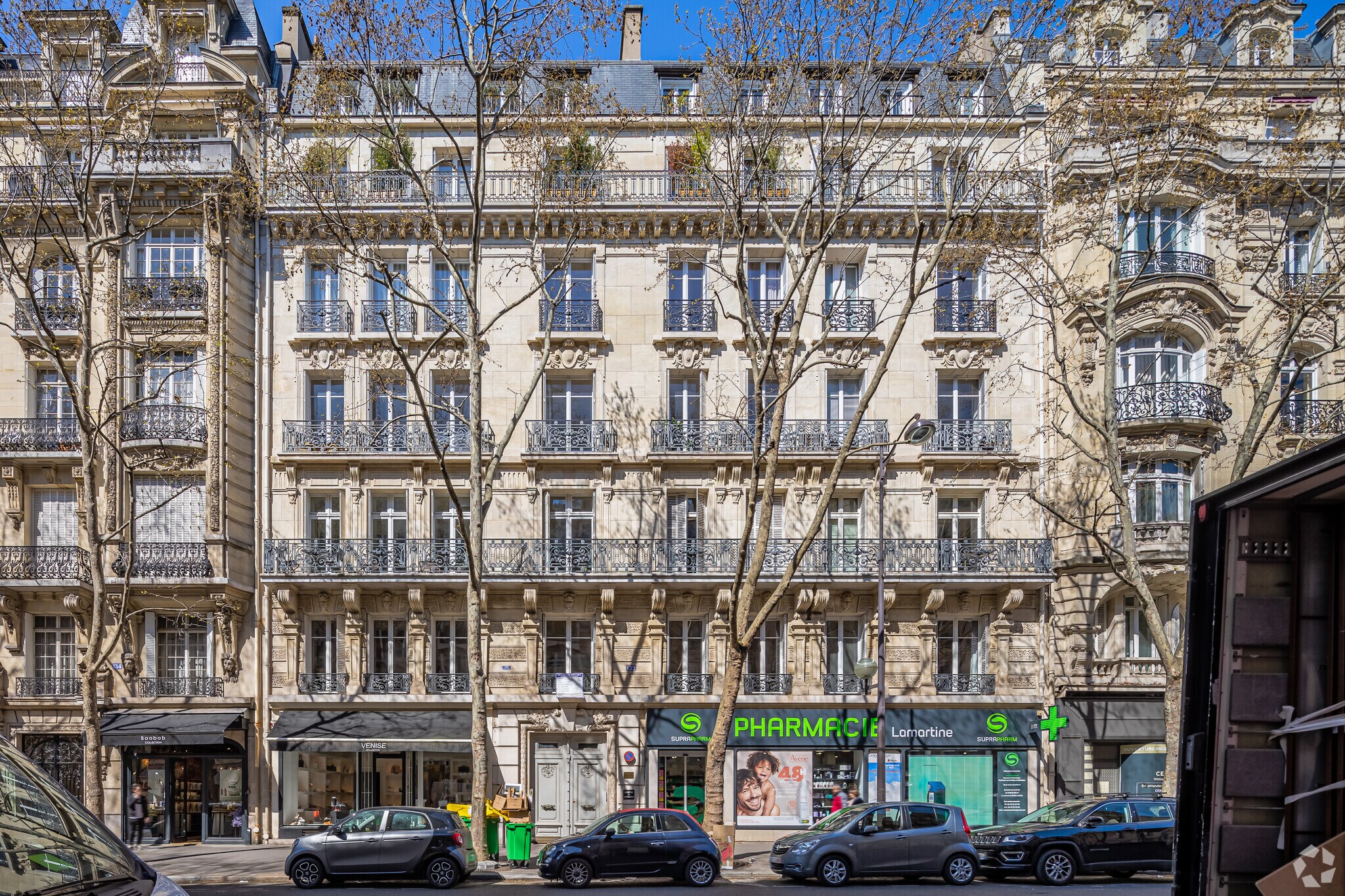 Retail in Paris for lease Primary Photo- Image 1 of 3