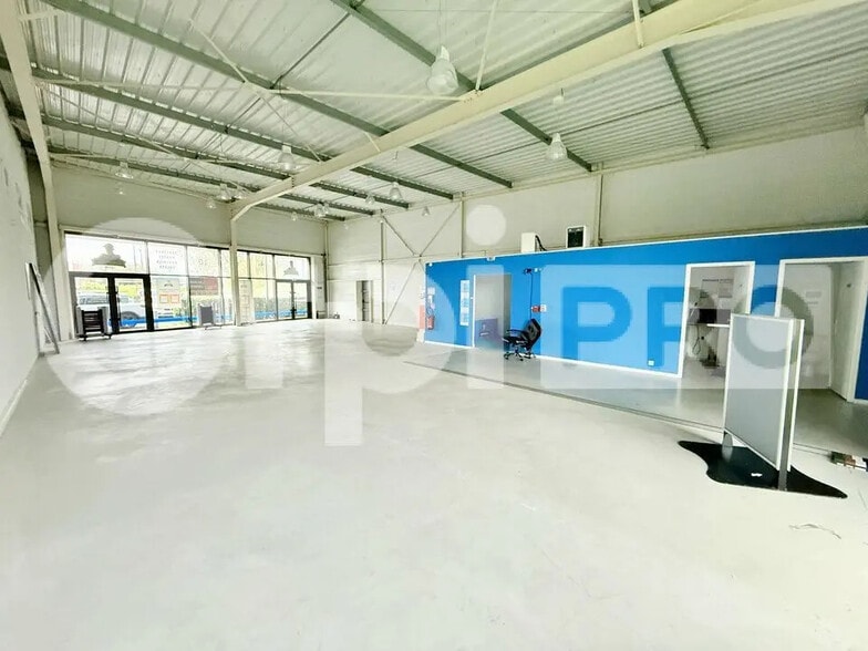 Retail in GONFREVILLE-L'ORCHER for lease - Interior Photo - Image 2 of 6