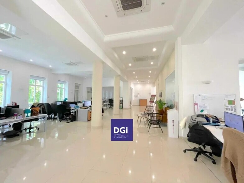 Office in Nîmes for lease - Building Photo - Image 1 of 8