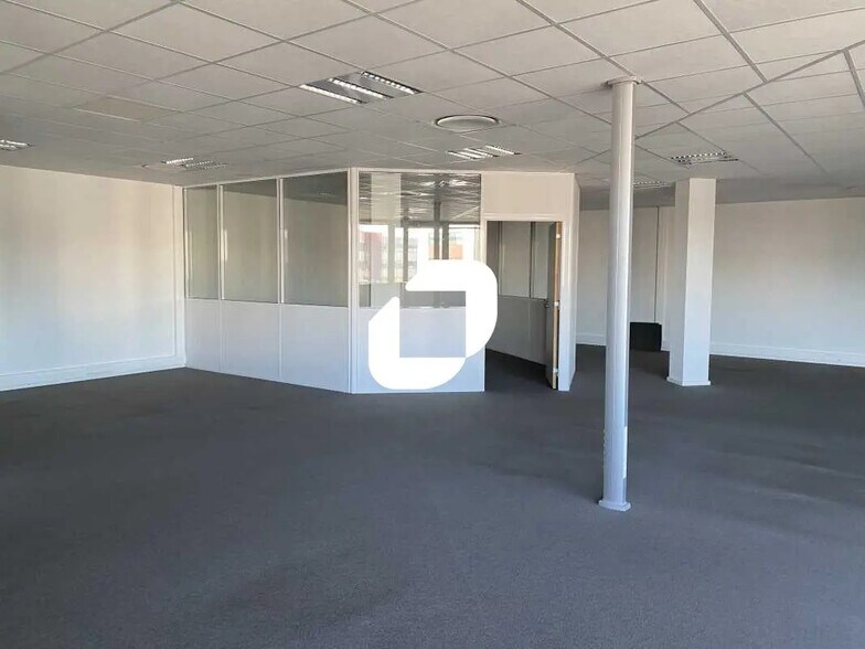 Office in Pessac for lease - Interior Photo - Image 3 of 9