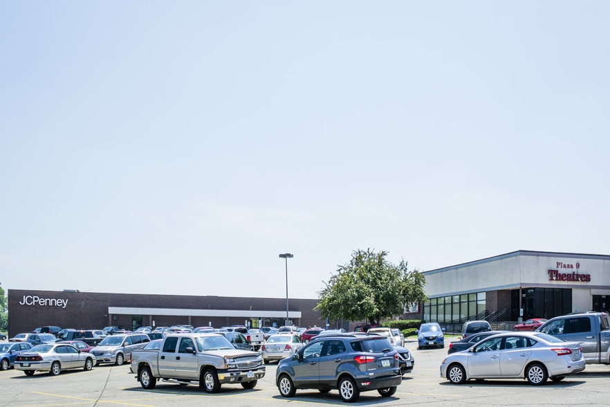 2500 S Center St, Marshalltown, IA for lease - Building Photo - Image 2 of 5