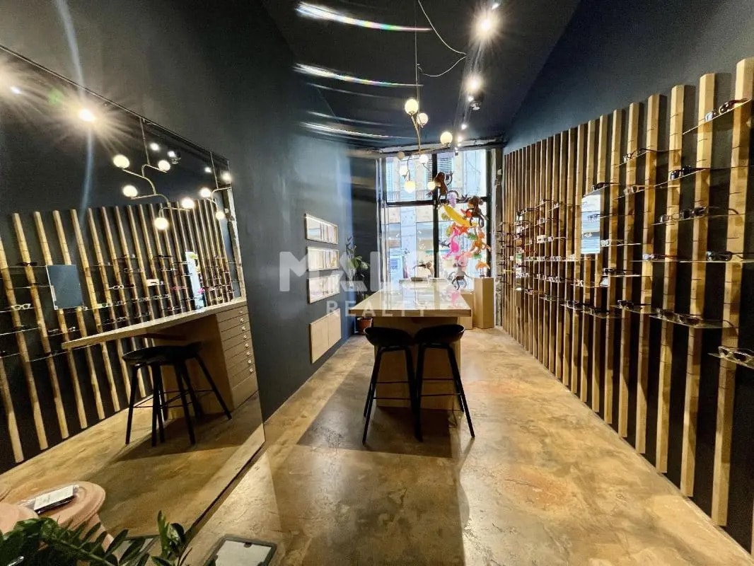 Retail in Lyon for lease Interior Photo- Image 1 of 3