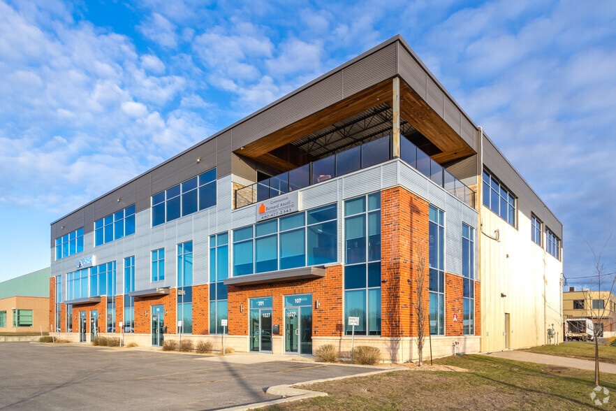 1027 Boul Des Entreprises, Terrebonne, QC for lease - Primary Photo - Image 1 of 8