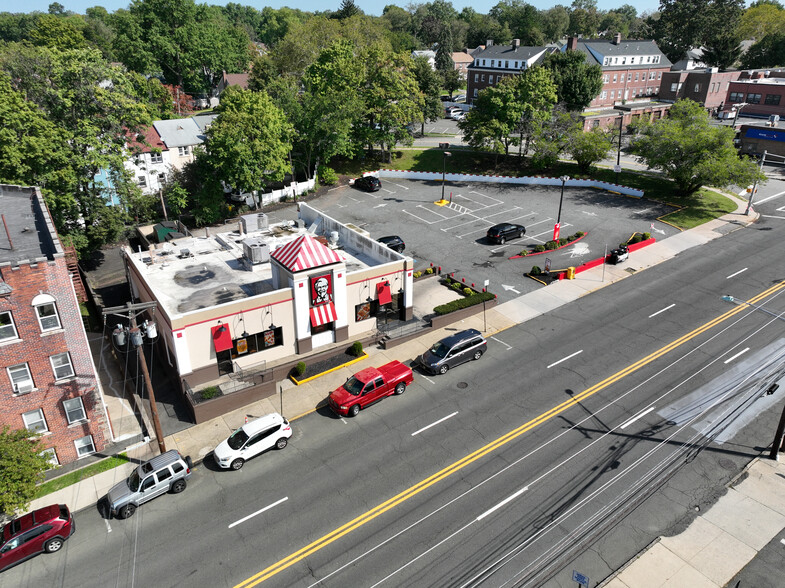 585 Cedar Ln, Teaneck, NJ for sale - Building Photo - Image 2 of 15