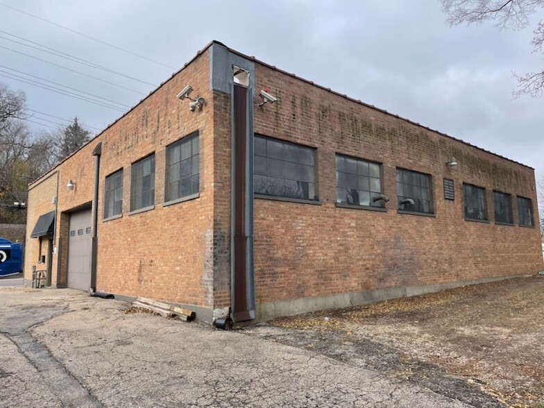 565 N State St, Elgin, IL for lease - Building Photo - Image 2 of 3