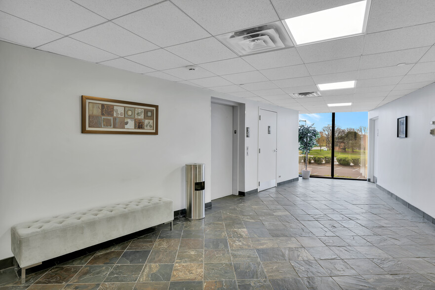 800 Enterprise Dr, Oak Brook, IL for lease - Interior Photo - Image 2 of 36