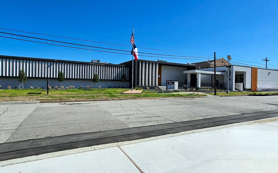 702 N Thompson St, Conroe, TX for sale - Primary Photo - Image 1 of 1