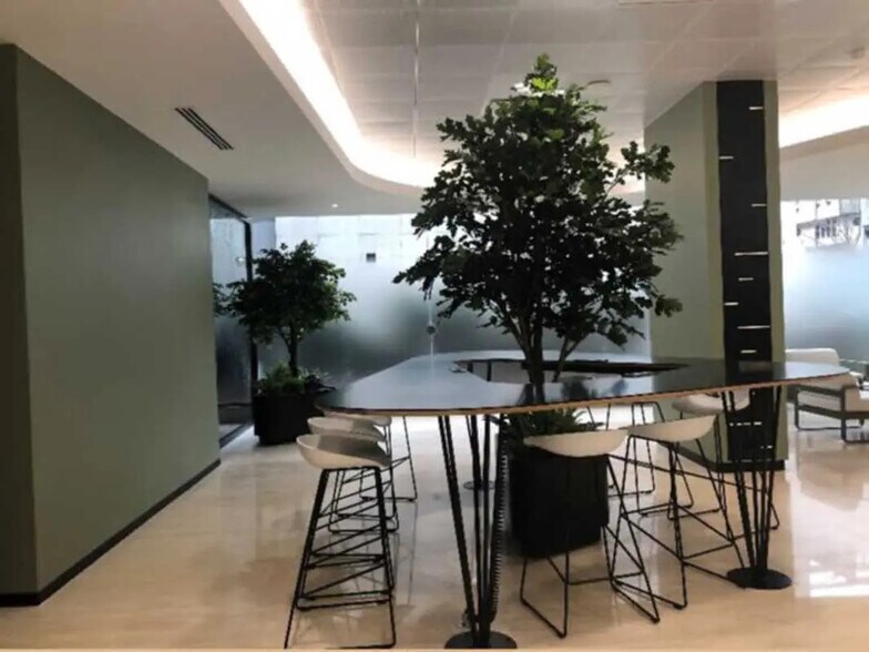 177-185 Rue De Bercy, Paris for lease - Interior Photo - Image 2 of 17