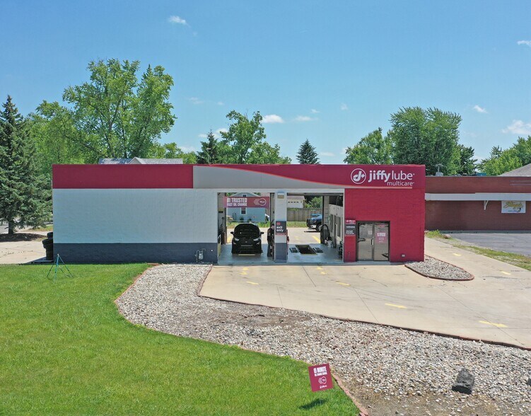 640 N Wayne St, Angola, IN for sale - Building Photo - Image 1 of 1