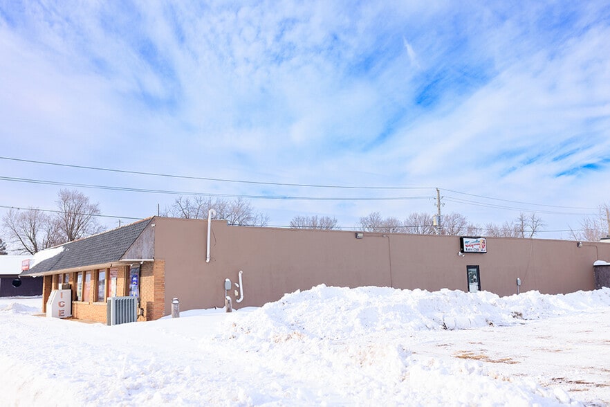 719 Central Ave W, Hampton, IA for lease - Primary Photo - Image 1 of 20