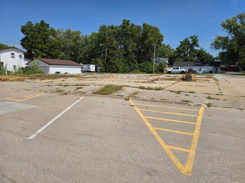 211 Center Ave N, Mitchellville, IA for lease - Building Photo - Image 2 of 18