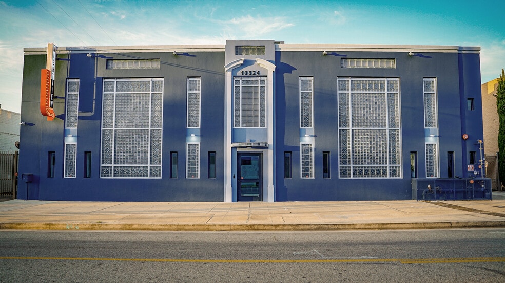 10824 Burbank Blvd, North Hollywood, CA for lease - Building Photo - Image 3 of 33