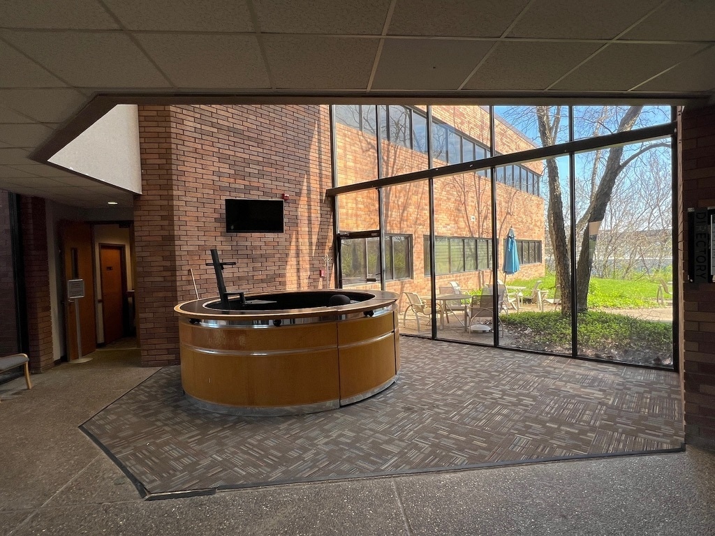 945-951 Hornet Dr, Hazelwood, MO for lease Lobby- Image 1 of 15