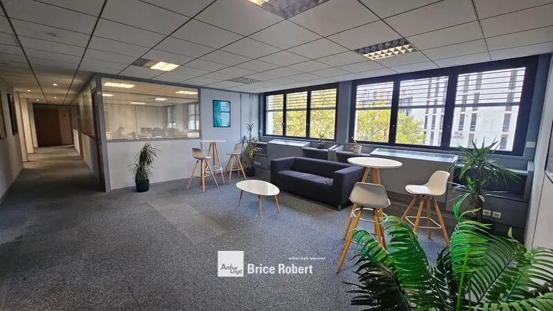 Office in Villeurbanne for lease Interior Photo- Image 1 of 6