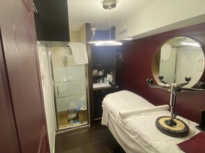 Retail in Suresnes for lease Interior Photo- Image 2 of 5