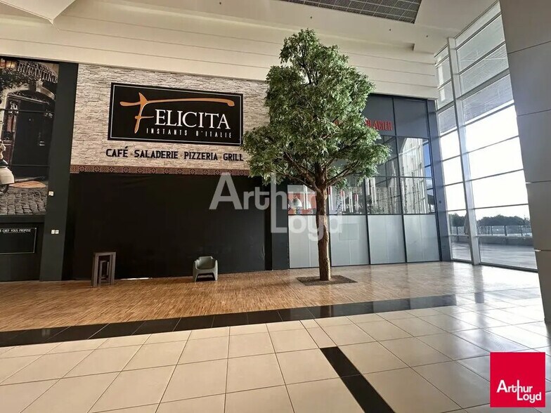 Retail in Saint-Grégoire for lease - Lobby - Image 3 of 3