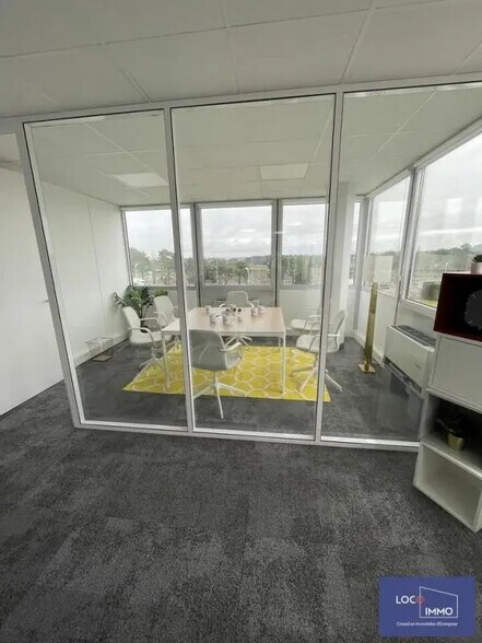 Office in Pessac for lease - Interior Photo - Image 2 of 8