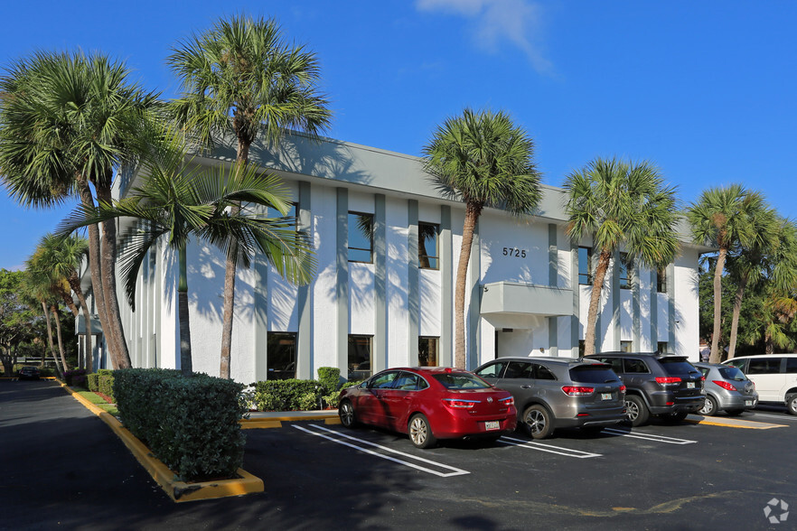 5725 Corporate Way, West Palm Beach, FL for lease - Building Photo - Image 1 of 33