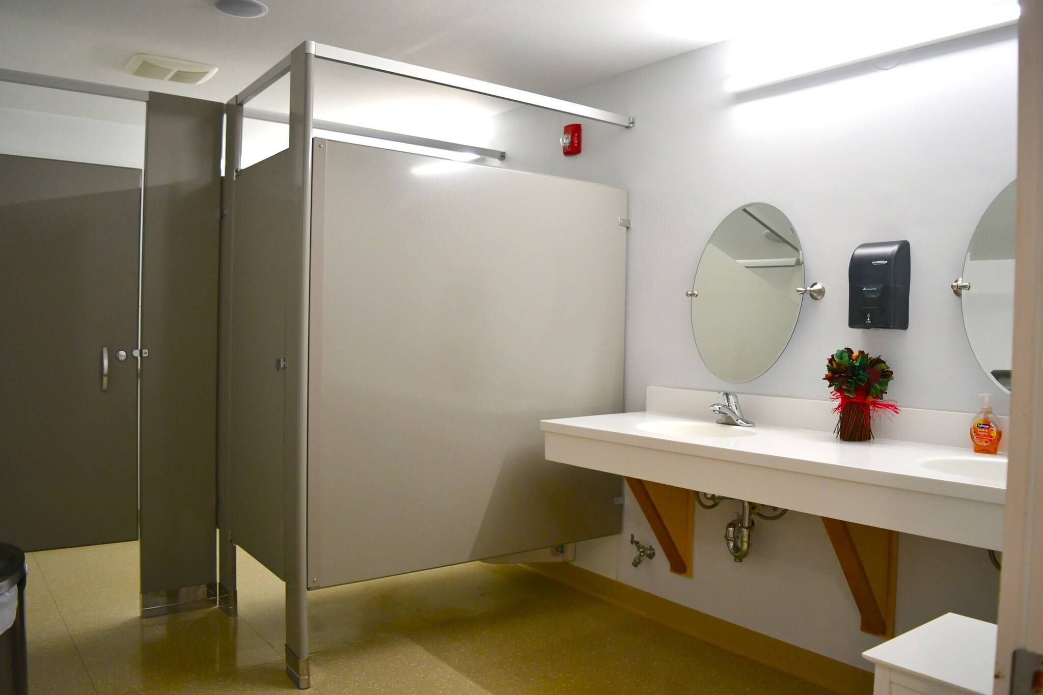 802 Macarthur Blvd, Pocasset, MA for lease Interior Photo- Image 1 of 5