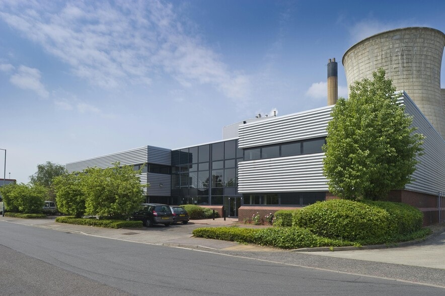 683-685 Stirling Rd, Slough for lease - Building Photo - Image 1 of 6