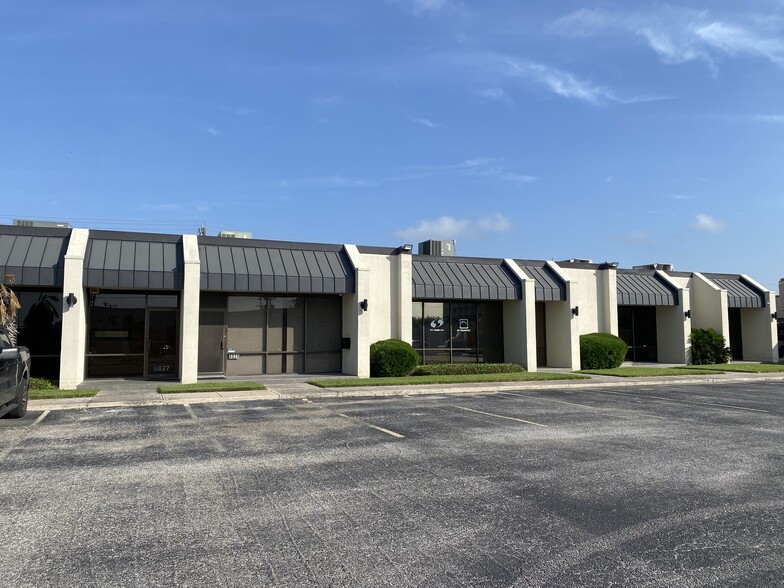 8823-8833 Tradeway St, San Antonio, TX for lease - Building Photo - Image 1 of 6