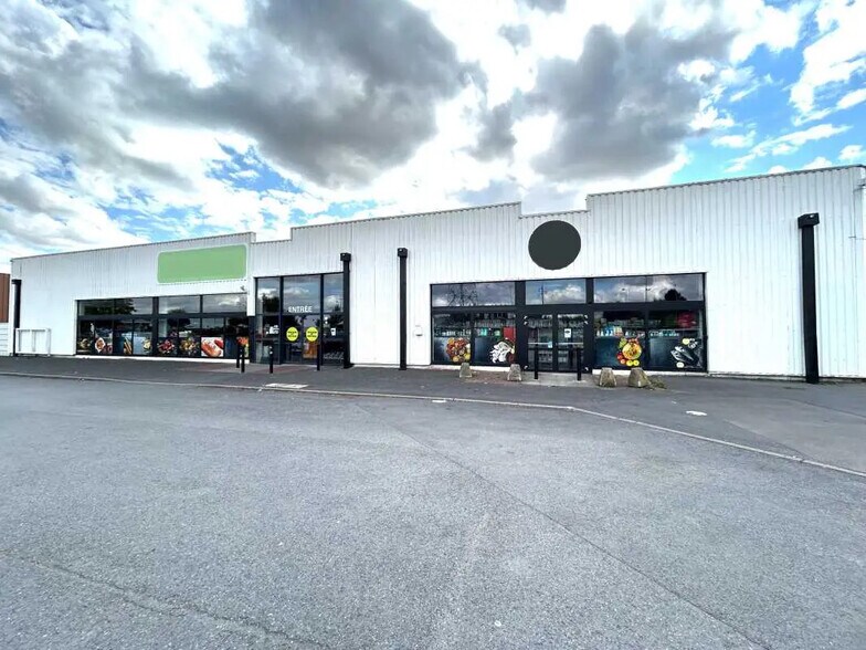 Retail in Saint-Quentin for sale - Building Photo - Image 1 of 9