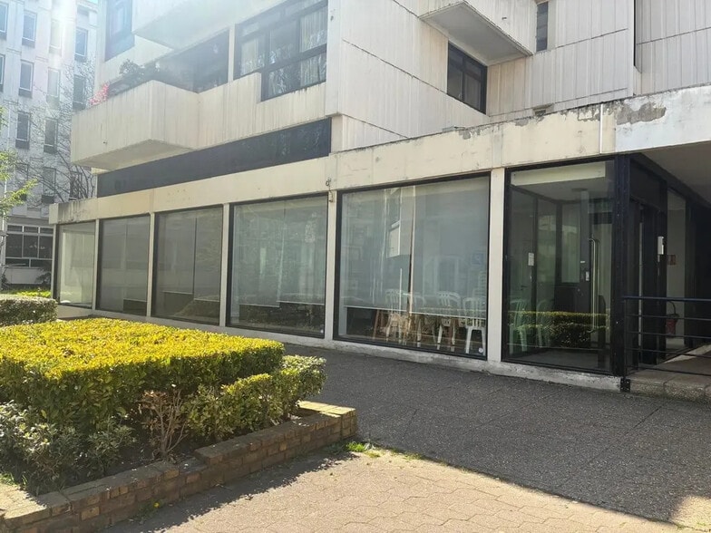 Retail in Sèvres for lease - Building Photo - Image 3 of 7